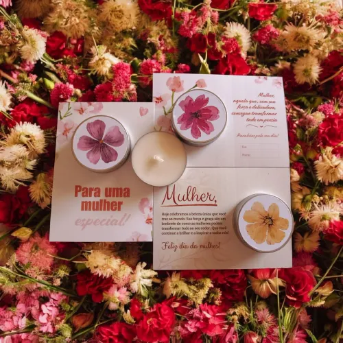 Cartão dia da mulher com vela aromática 