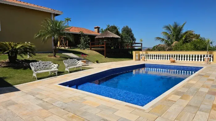 Casa em Cond. fechado para aluguel e venda tem 455 m² e 5 suítes, piscina,churrasqueira It