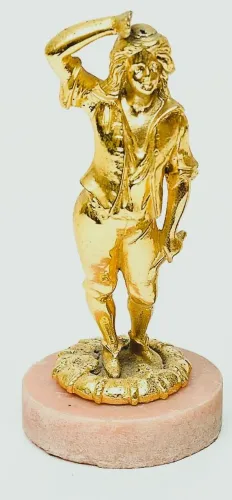 Antiga Escultura ao gosto europeu representando figura Feminina sobre base em mármore rosa