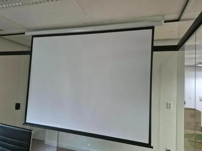Tela retrátil para projeção de vídeos cor branca 200x150cm