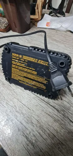 ? Carregador Rápido DeWalt DCB101-B2 (4.0 Amperes - 220V) ?