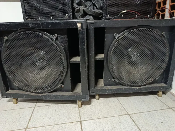 Caixas de som com falante de 18 polegadas 3mil RMS cada