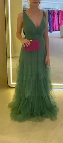 Vestido de festa verde aberto nas costas