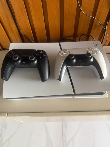 Ps5 com 2 controles e base recarregavel 