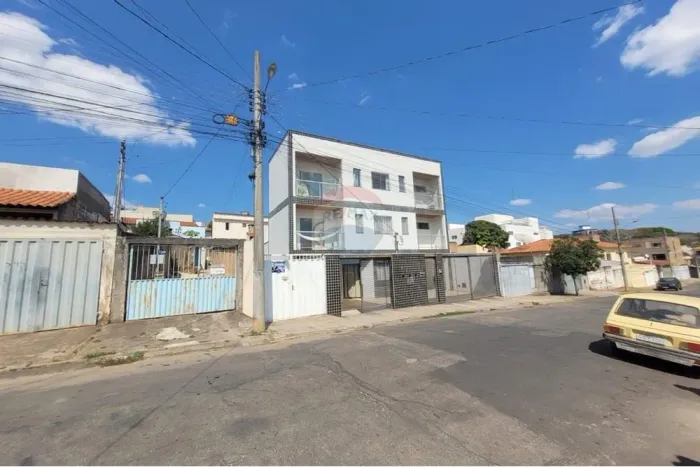 Casa com 3 quartos, dois banheiros e Garagem