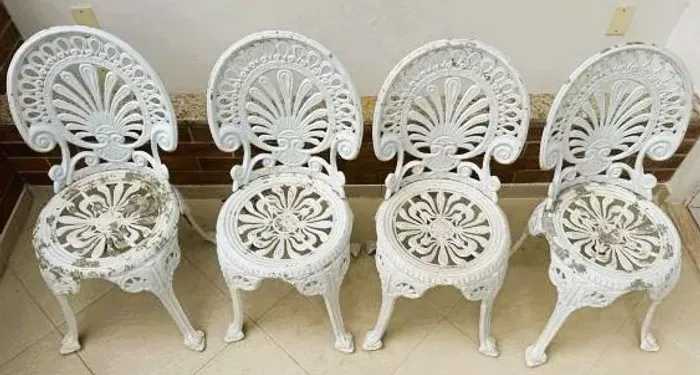 Belo Conjunto Quatro cadeiras ferro fundido encostos vazados relevo conchas e arabescos