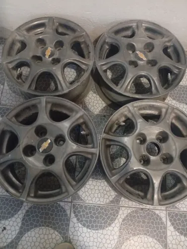 Rodas semi-novas em um acidente estádio para negociar valor 2.000