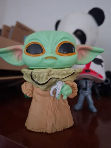Miniatura Grogu / Baby Yoda - The Mandalorian com Medalhão Mythosaur