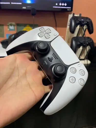 Controle de PS5 (DUALSENSE) com analógicos magnéticos 