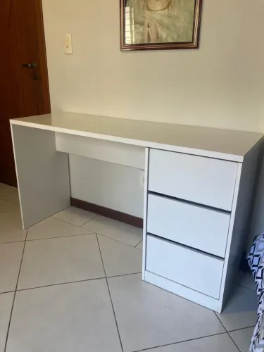 Mesa com trás gavetas / vendo