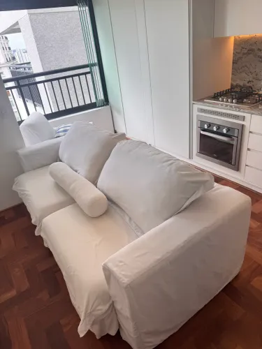 Sofá retrátil branco com capa