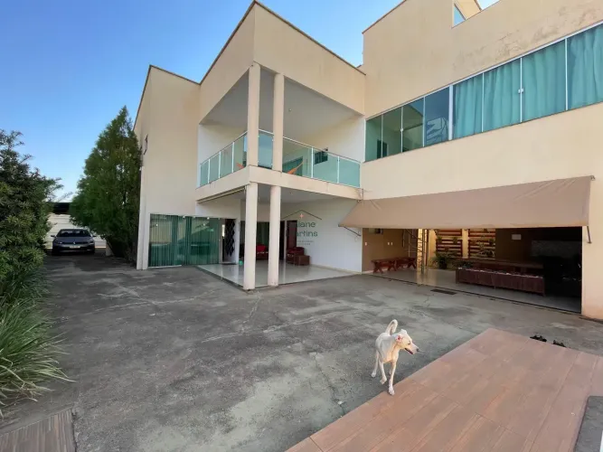 Sobrado espaçoso na 409 sul - 5 quartos (4 suítes) - escritório - lote:542.02 m² - energia