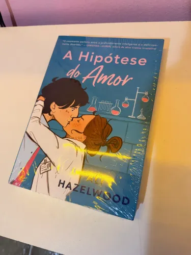 Hipótese do amor, Ali Hazelwood