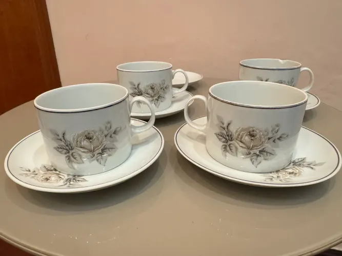 Conjunto de pires e xícaras em porcelana antigos com detalhes florais acinzentado