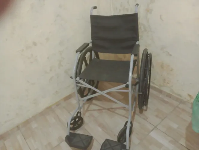 Vendo cadeira de rodas, bem conservada 