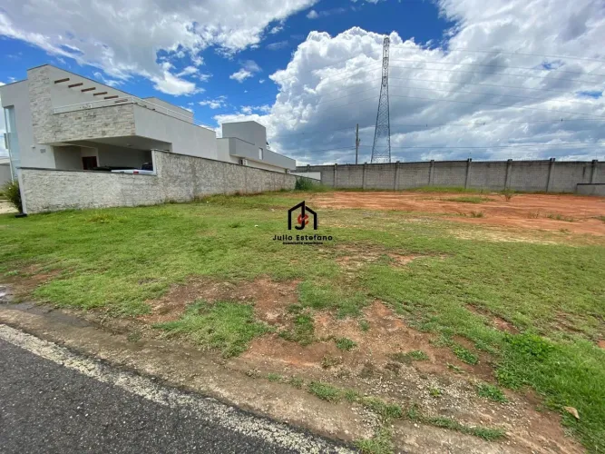 Terreno c/ área de 560,00m² no Condomínio Colonial Village II em Pindamonhangaba