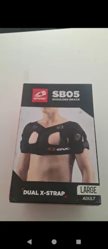 Imobilizador de Ombro EVS SB05 Dual X-Strap Novo na Caixa