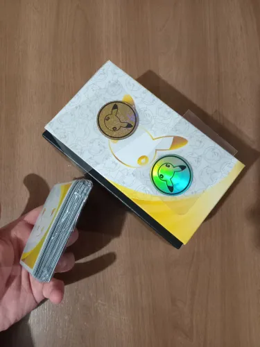 Etb Pokémom 30 anos (vazia), 65 Sleeves, 2 Moedas