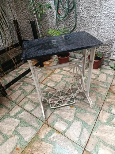 Pe máquina costura para mesa aparador