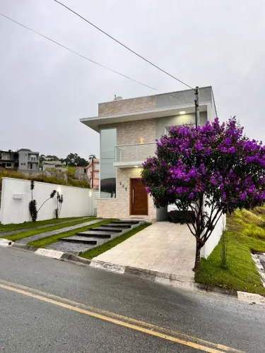 Oportunidade!! Casa Moderna em Condomínio Fechado. 