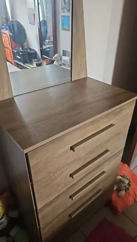 Linda Cômoda com Espelho semi nova !!