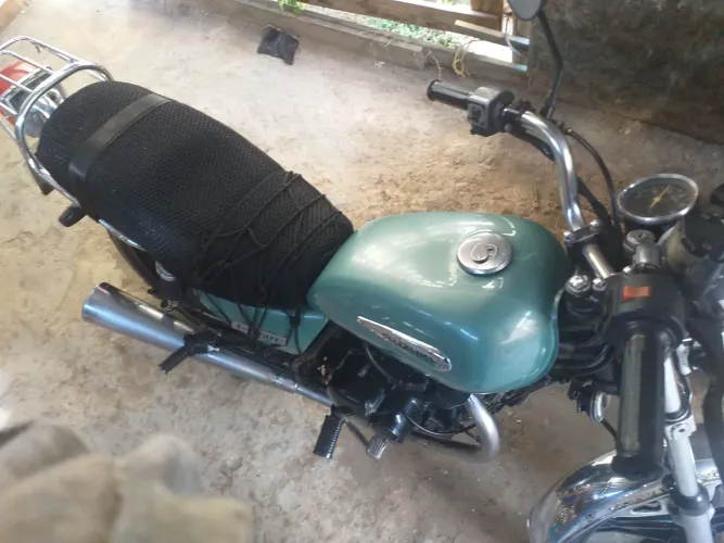 Quero vender essa moto sem 125 ilindradas em ótimo estado de conservação único dono 2008