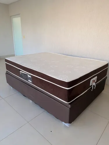 Cama de casal box com baú magnetizado