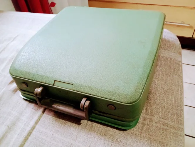 Vende uma máquina de escrever olivete em bom estado