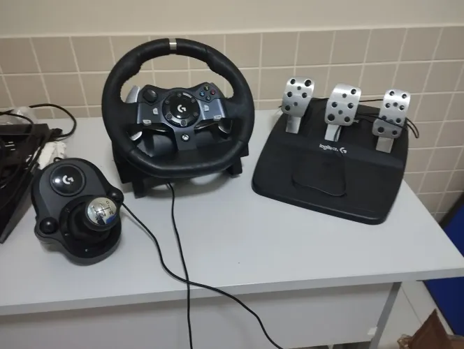 Logitech G920 muito íntegro.