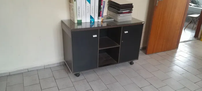 2 Armarios de madeira,1 mesa escritório, 1 armário pasta suspensas 1 cadeira.