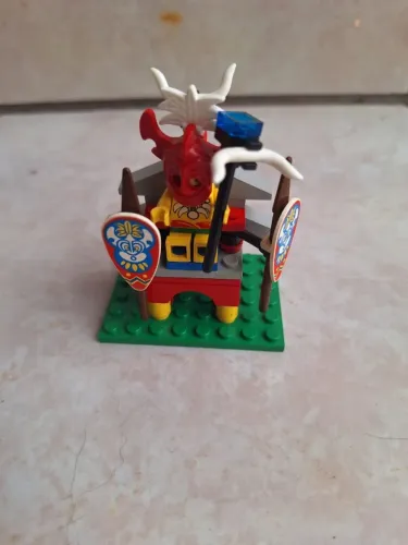 6236 LEGO Pirates Islanders King Kahuka - Sem báu e moedas - Capacete quebrado