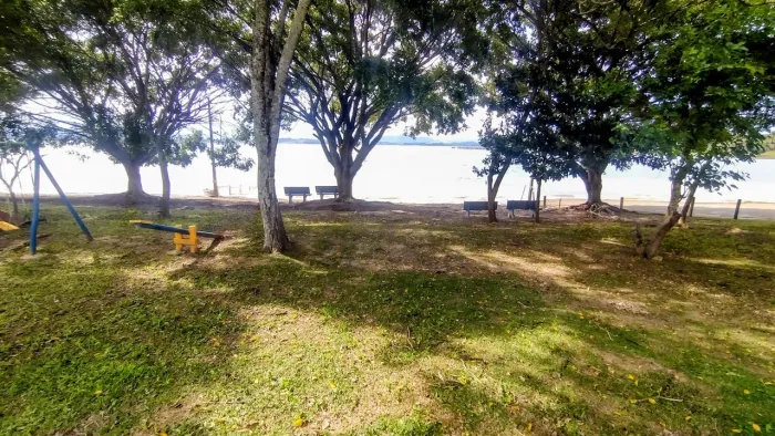 Vende-se Terreno frente para represa em Carlopolis PR .