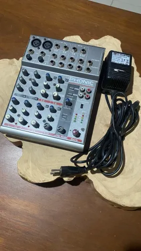 Mesa de Som Phonic AM105FX 10 canais