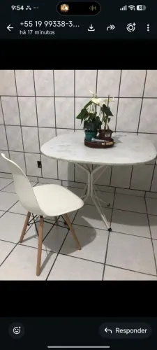 Mesa com as 4 cadeiras 