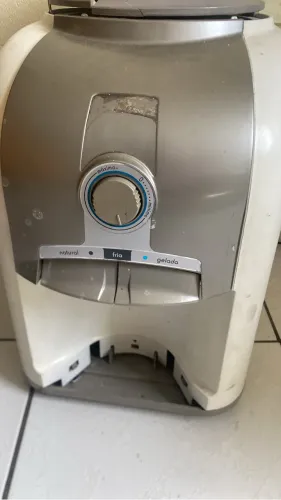 Gelágua funcionando e gelando, mas quebrado o suporte que segura o garrafão