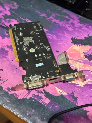 Placa De Vídeo Nvidia Geforce 700 Series Gt 730 4gd3 4gb Sjs