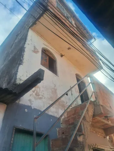 Vende-se uma casa no largo de Valéria