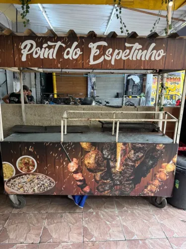 Barraca para venda de churrasco com churrasqueira embutida e iluminação