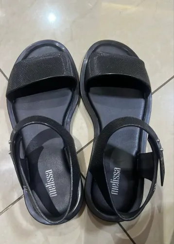 Sandália rasteira de plástico preta Melissa