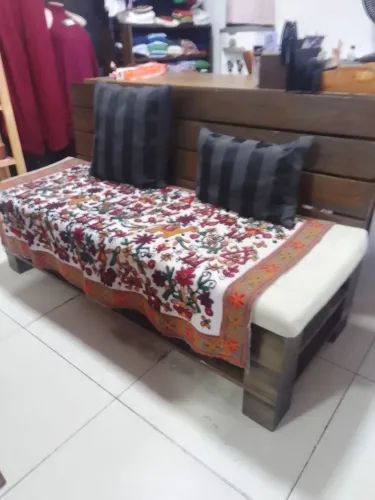 Vendo sofá de madeira rústica semi-nova,com decoração de manta ,almofada e colchonete incl