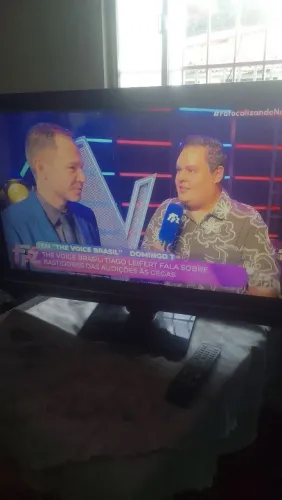 TV de LCD AÇO 32 polegadas funcionando normalmente