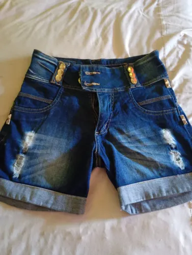 Vende-se bermuda da me use usado apenas uma vez valores variados 50 70 e 100 reais chama n