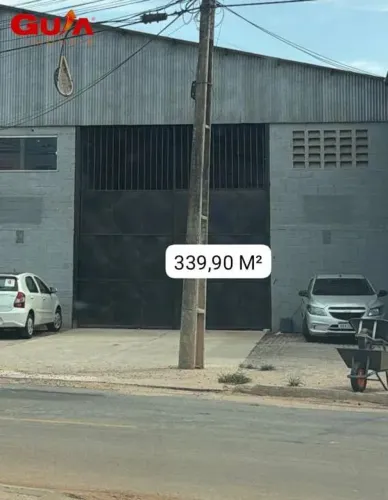 Galpão comercial com mesanino e escritório e banheiro em área industrial.
