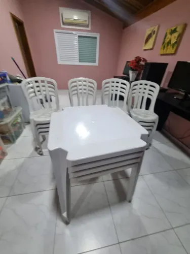 Kit com 2 mesas e 10 cadeiras de plástico em ótimo estado
