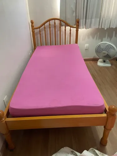 Cama de solteira tradicional