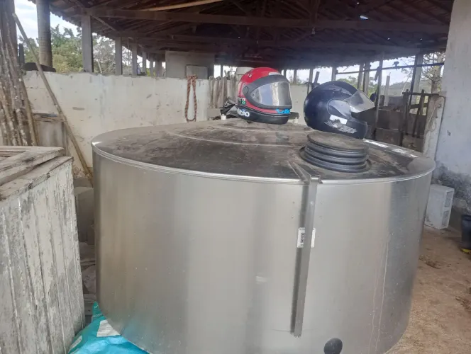 Vendo esse tanque resfriado de leite  1000 mil litros está em esmeraldas mg 