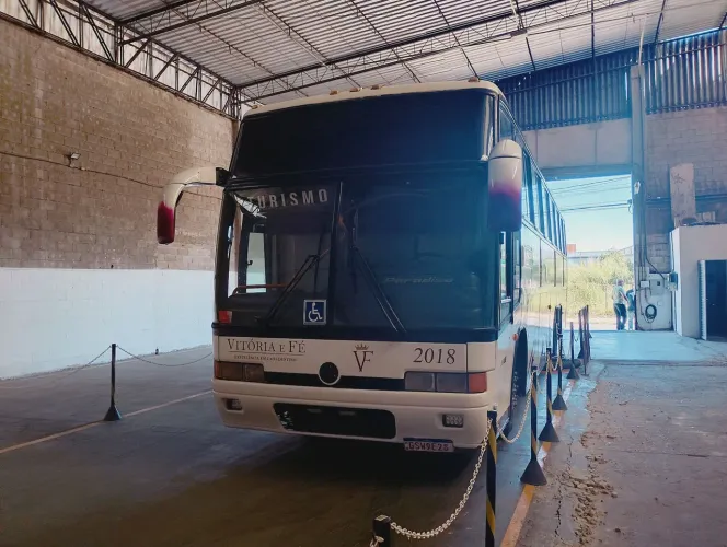 VENDO ÔNIBUS VOLVO B 10M ANO 99 TRUCADO BANHEIRO FRIGOBAR CARREGADOR DE CELULAR ok 