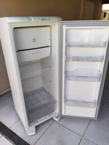 Geladeira Electrolux gelo seco 127w impecável