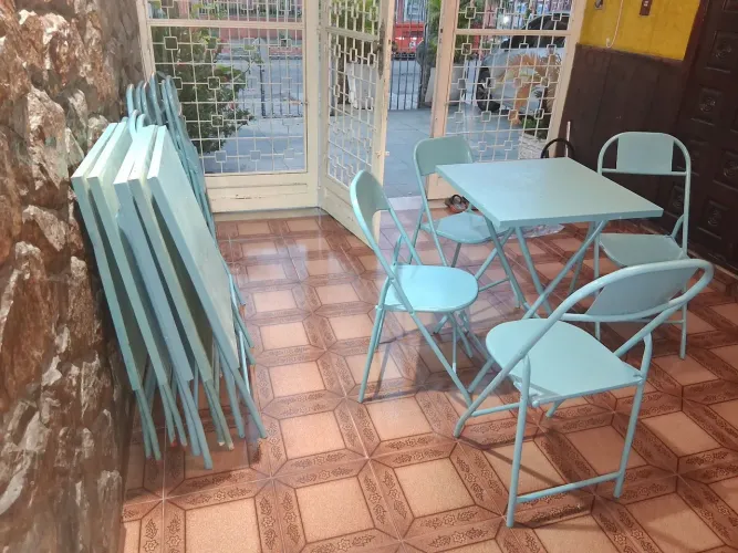 Vendo jogo de mesas e cadeiras