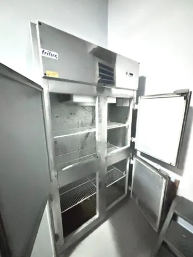 Geladeira Comercial Frilux 4 Portas Aço Inox com Controlador Digital - Excelente Estado